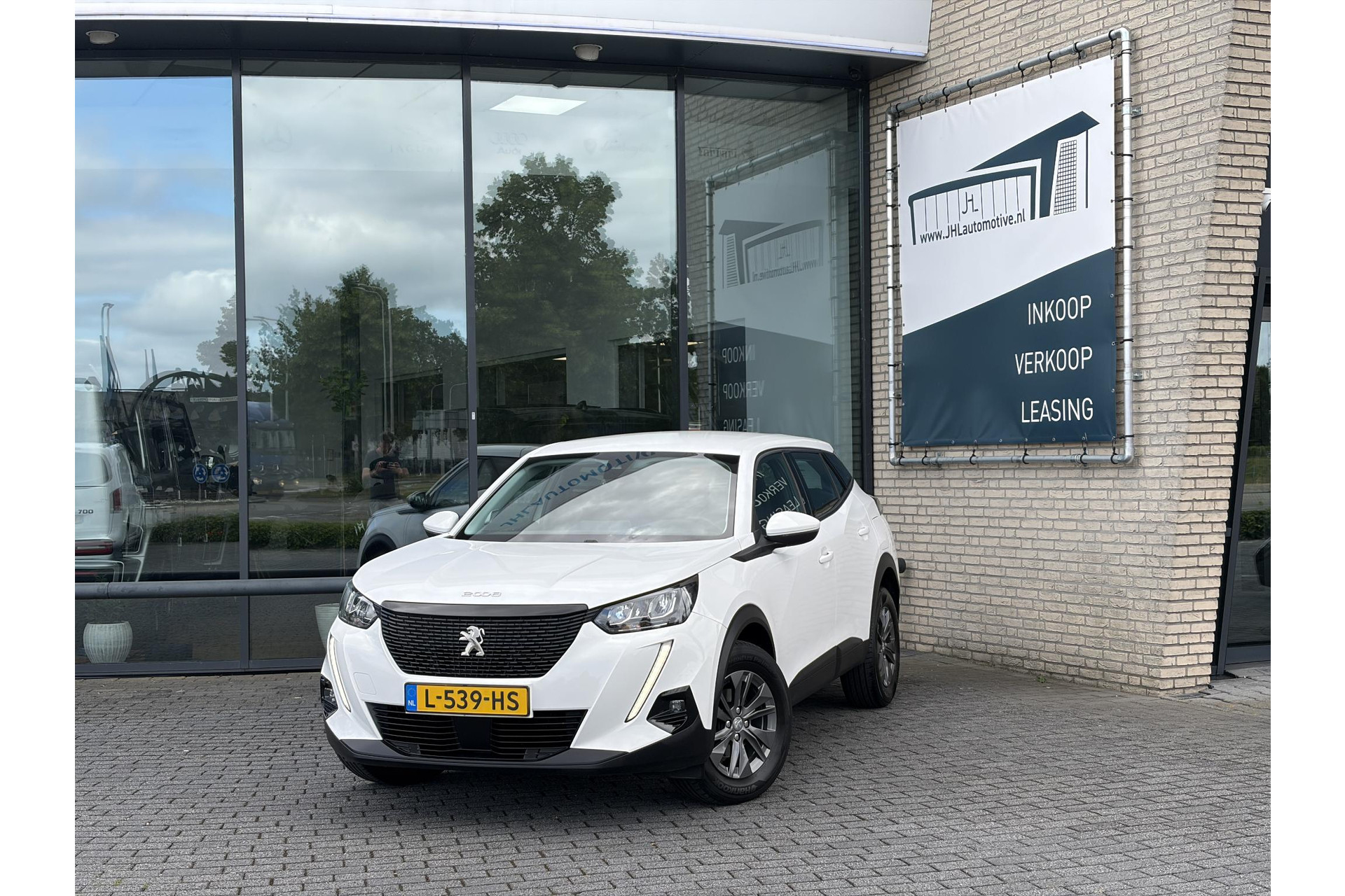 Peugeot 2008 1.2*130PK*AUTOM*NAVI*ECC*HAAK*CRUISE*CARPLAY*